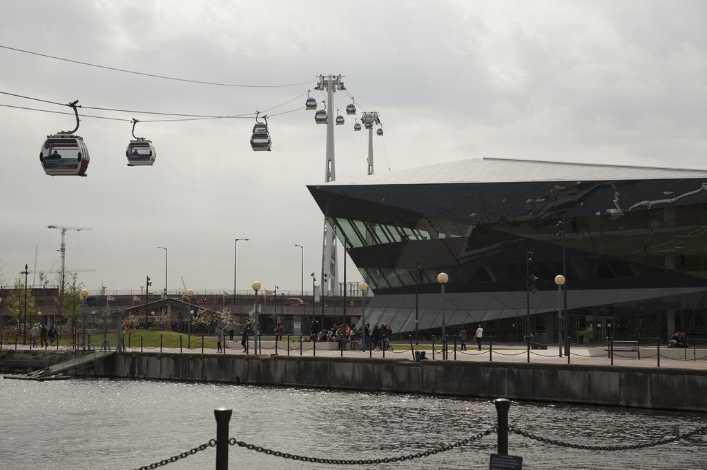 Апартаменты Royal Victoria Docks Лондон Экстерьер фото